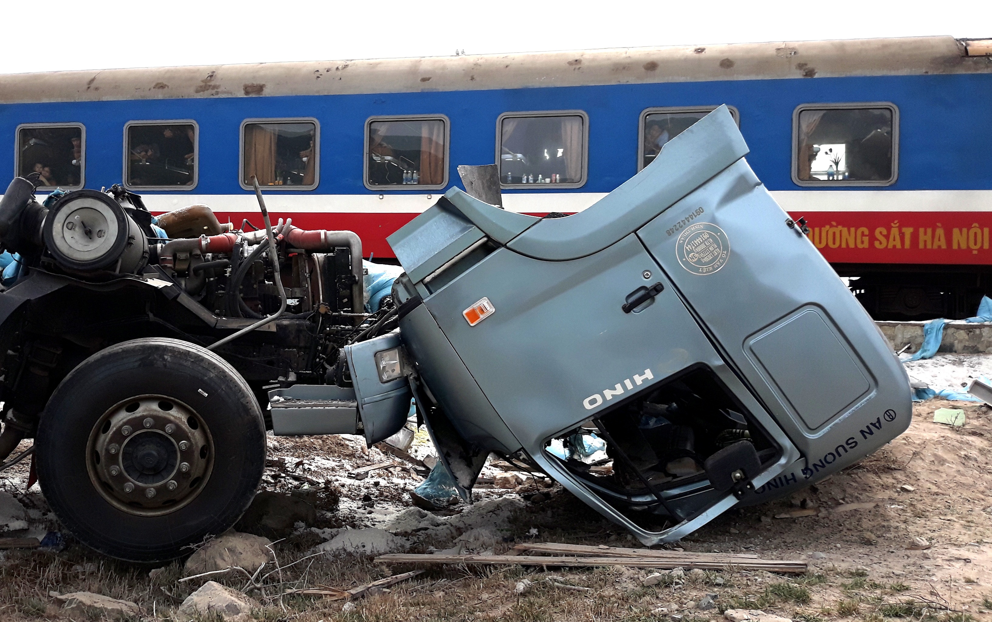 Pha cabin cuu tai xe sau tai nan giua tau lua va xe tai hinh anh