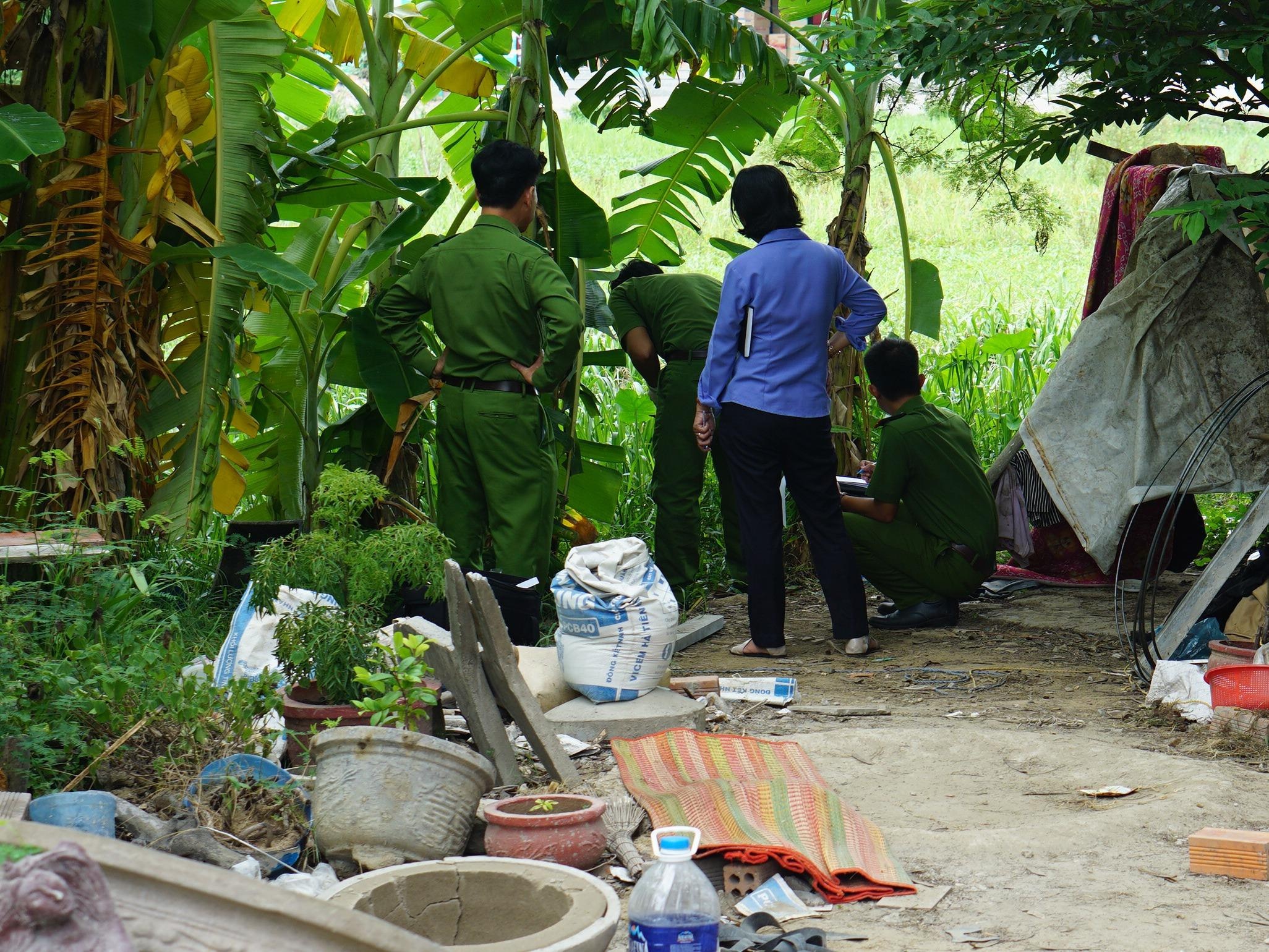 Be gai 10 tuoi bi sat hai, giau xac duoi chau kieng hinh anh