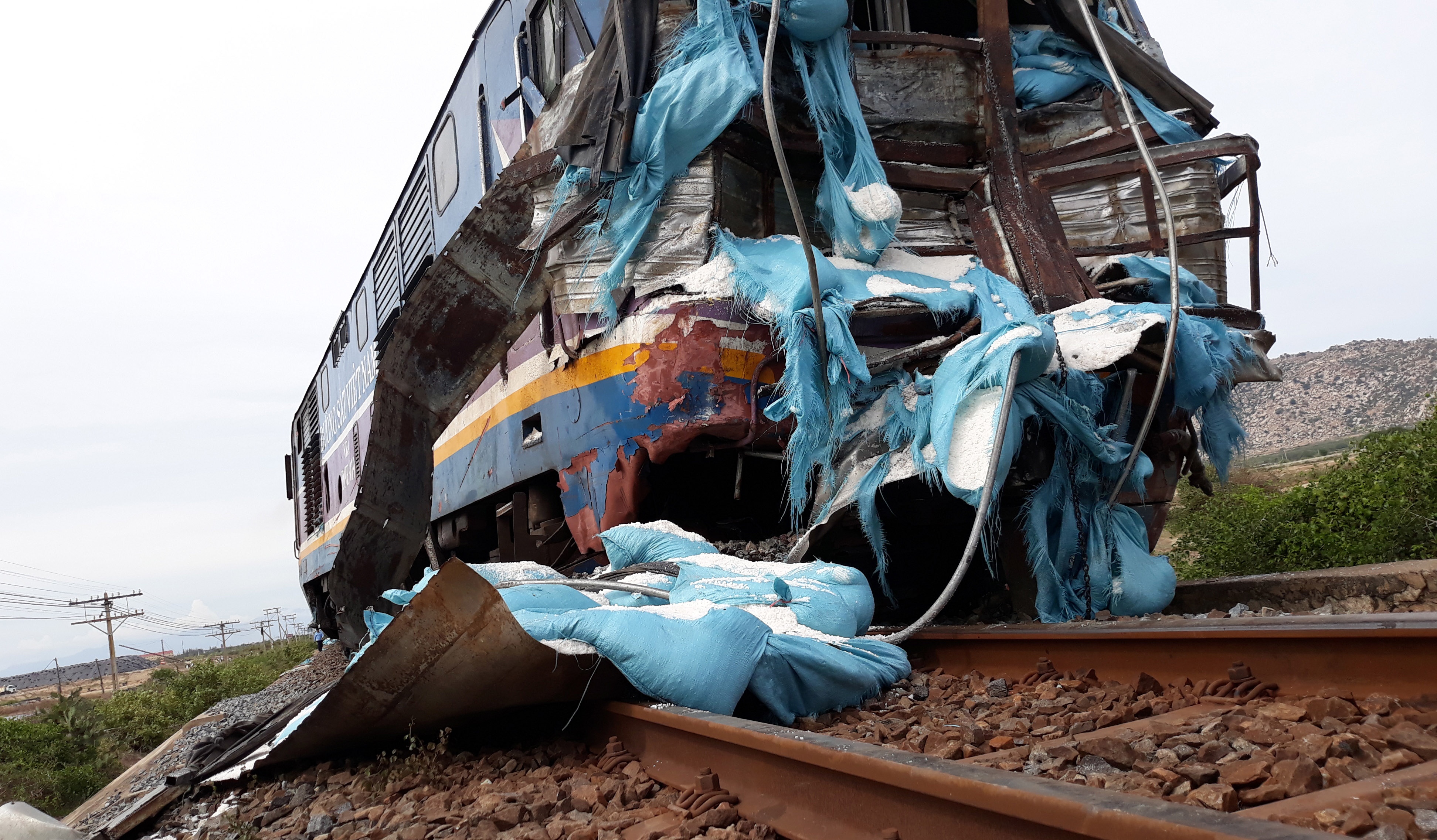 Dau tau SE5 trat khoi duong ray sau khi tong xe tai hinh anh