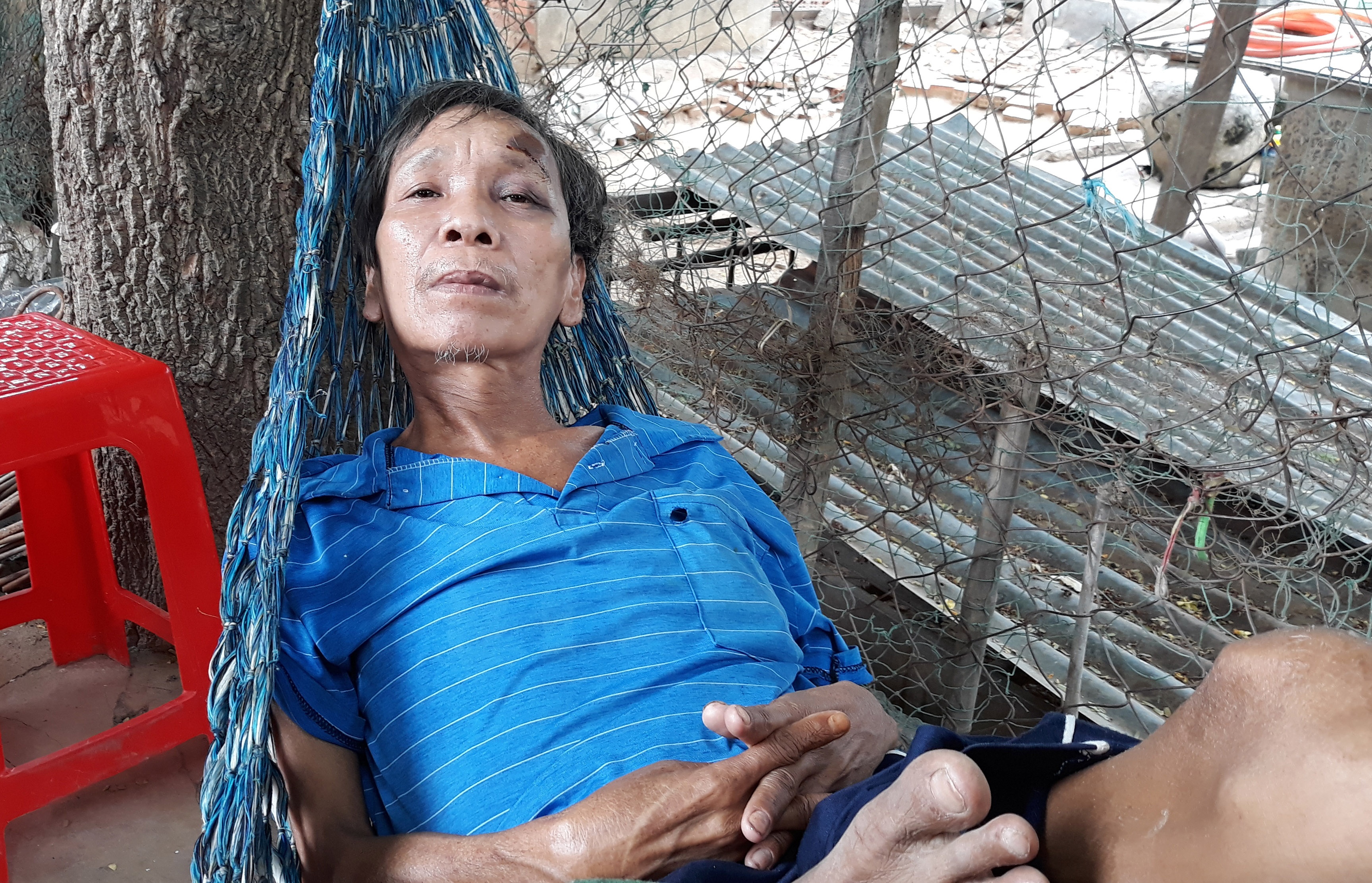 cha dap dau khi nghe con bi sat hai anh 1