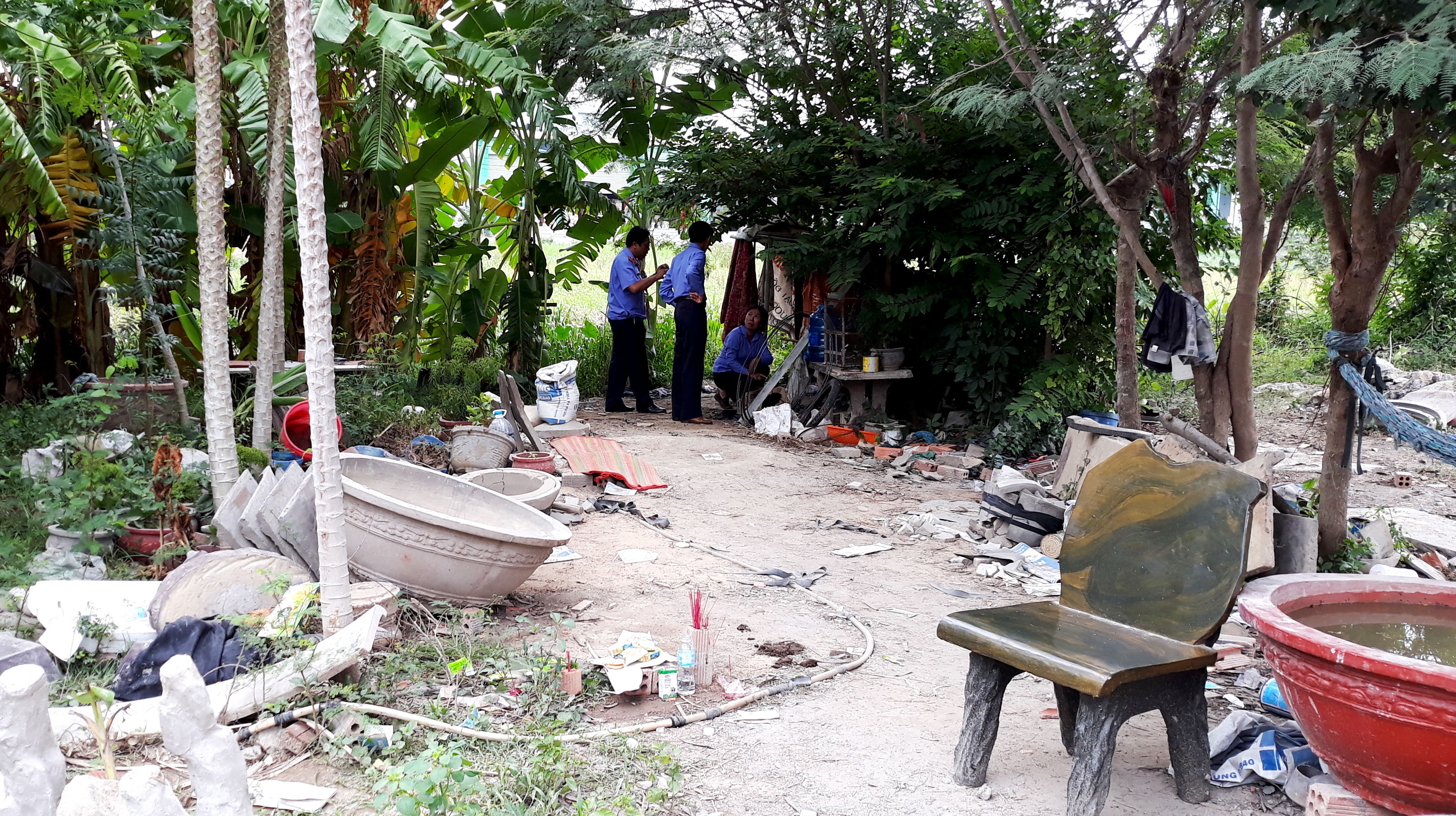 cha dap dau khi nghe con bi sat hai anh 2