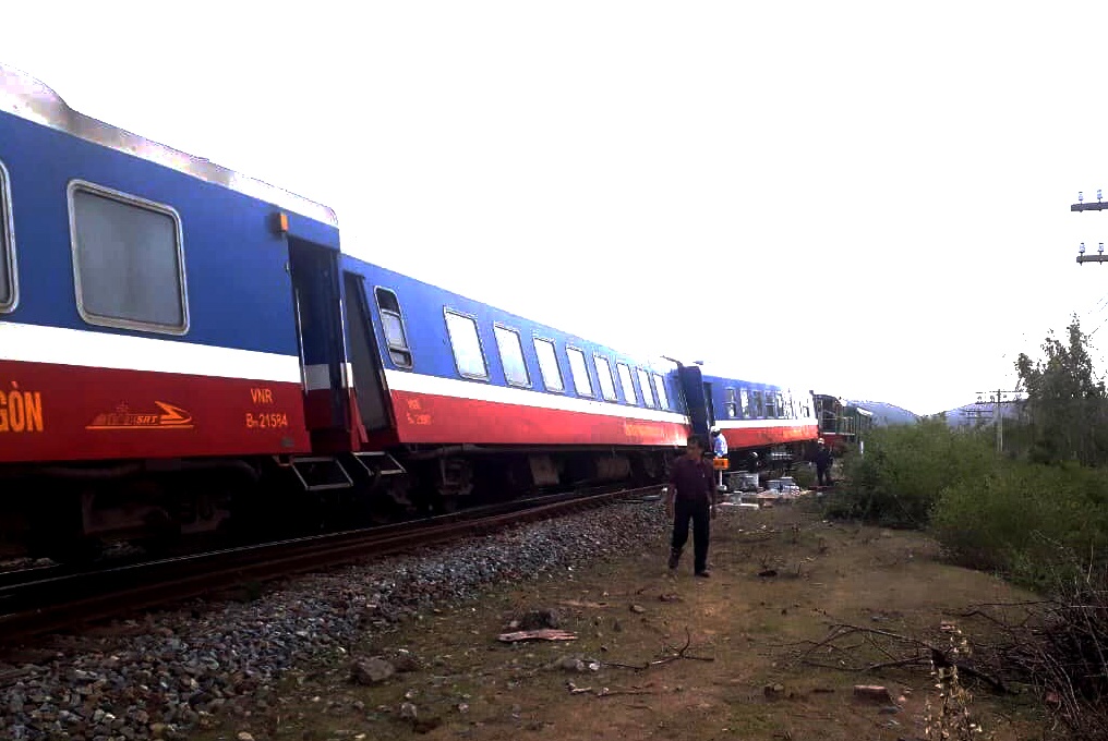 Tau SE7 trat banh, duong sat Bac - Nam te liet hinh anh