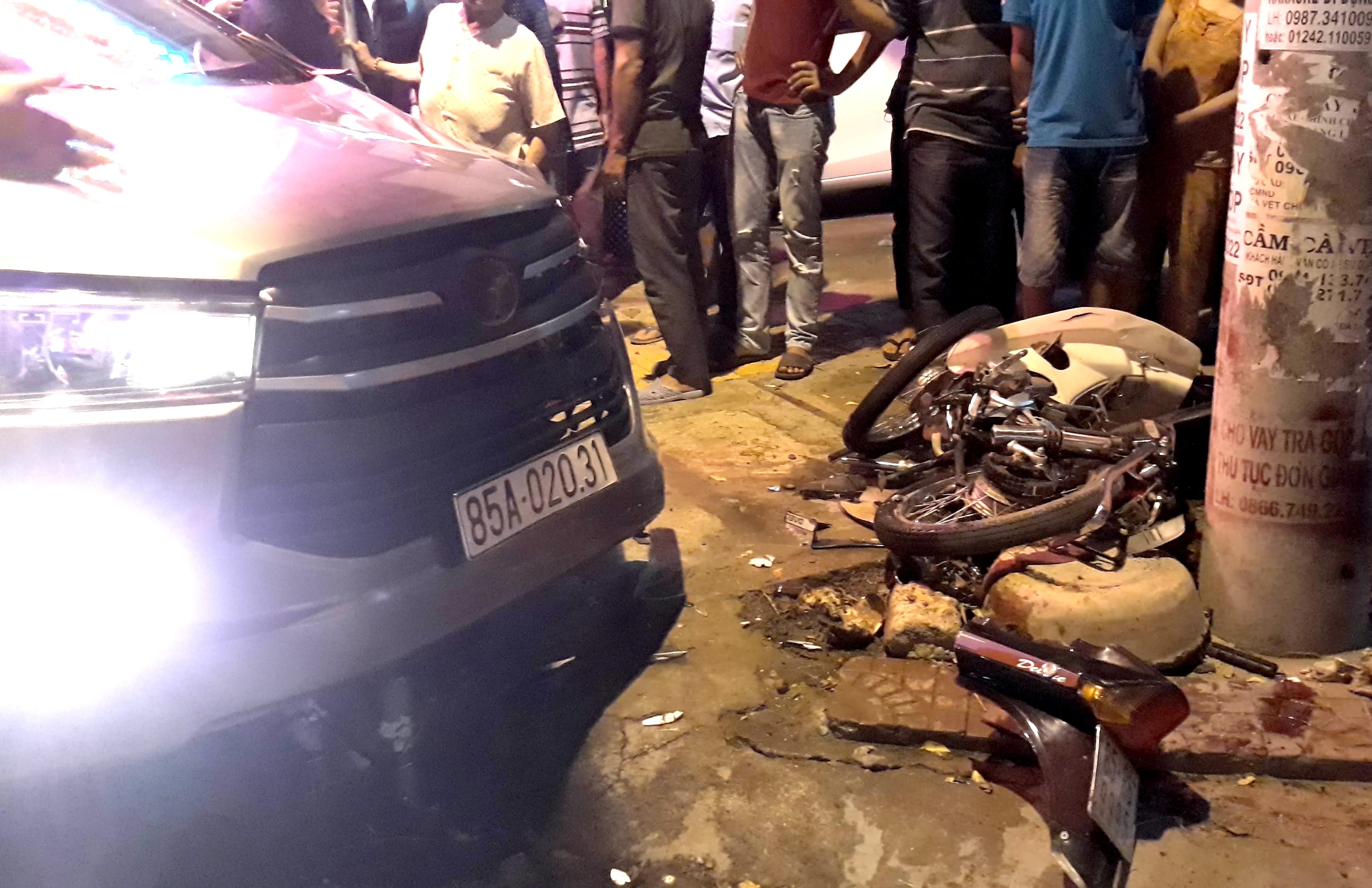 Oto tong nat 2 xe may, 3 nguoi nhap vien cap cuu hinh anh