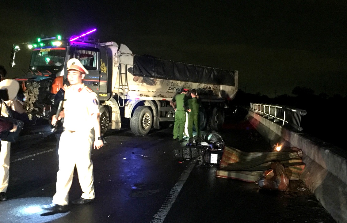 Vo chong tu vong tren duong di tham chau noi moi sinh hinh anh