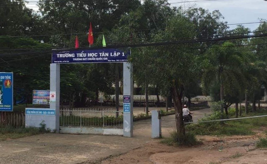 Thieu nien 14 tuoi treo co trong truong anh 1