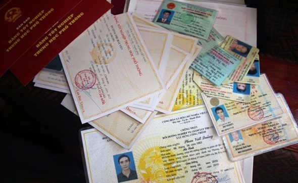 Tam giu 2 nghi can lam gia giay to hinh anh