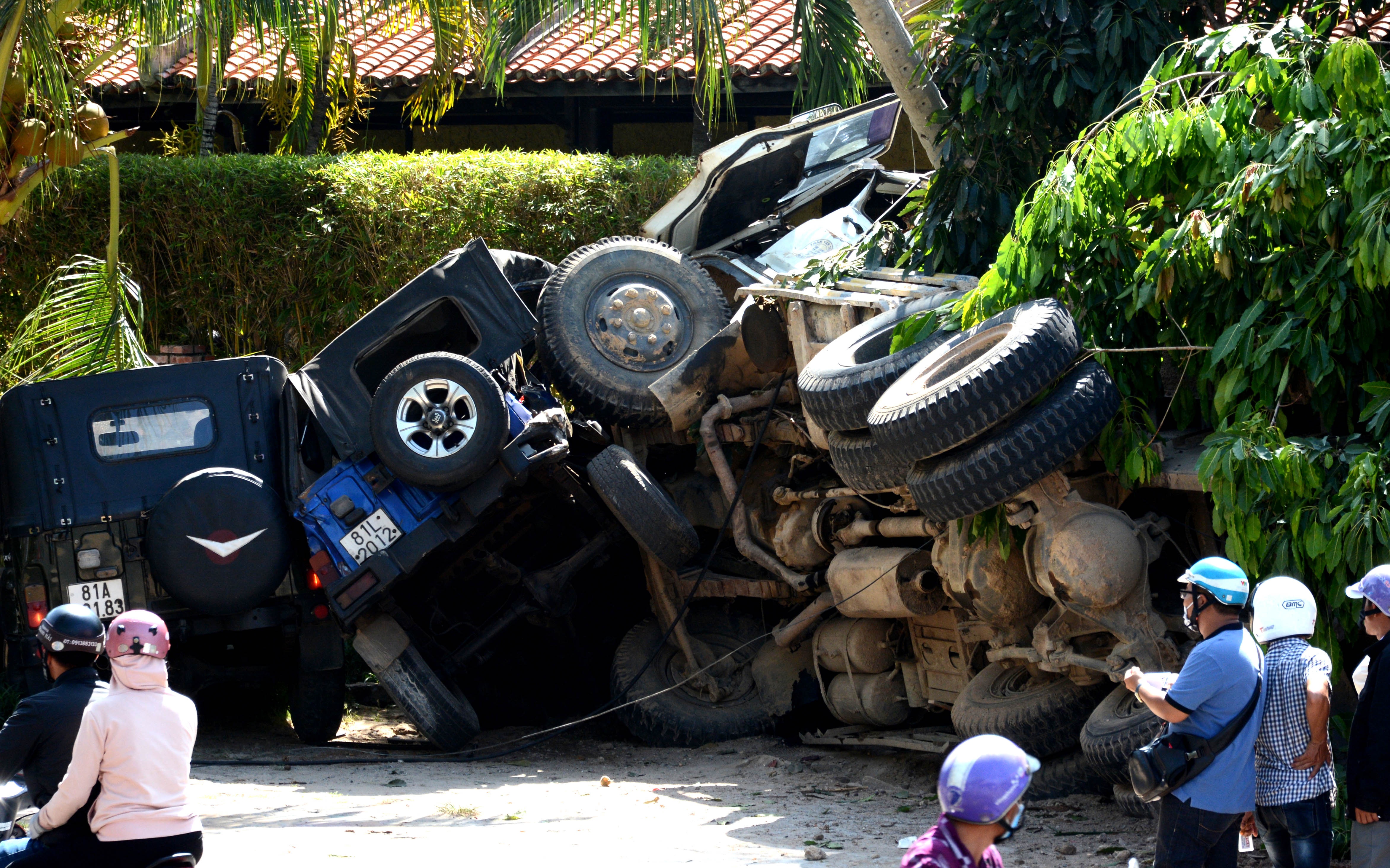 Xe tai lat, de nat chan nguoi lai xe om hinh anh
