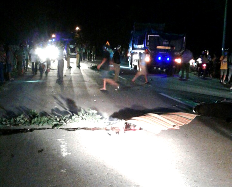 Nam thanh nien chay xe may lao vao oto tai tu vong tai cho hinh anh