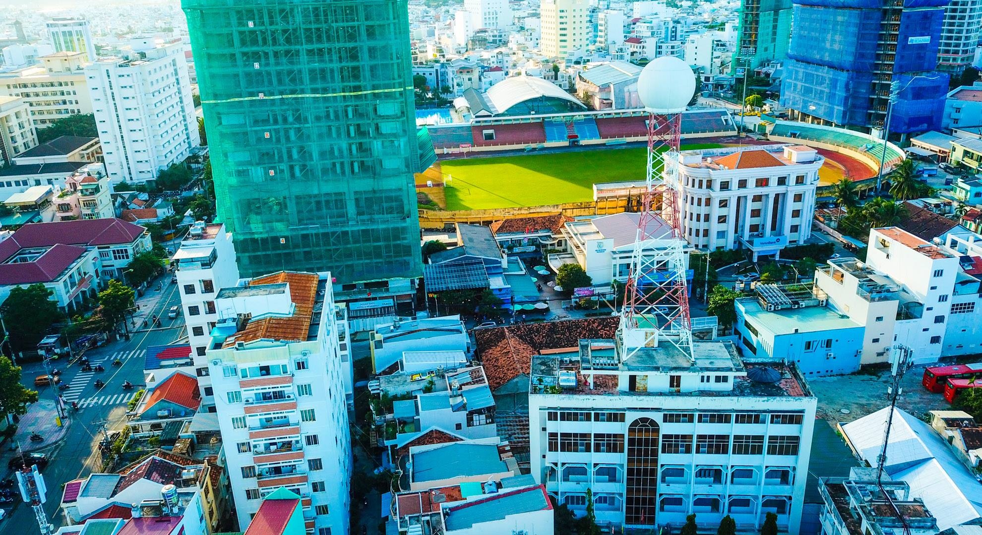 Tram radar thoi tiet o Nha Trang bi nha cao tang 'phong toa' hinh anh