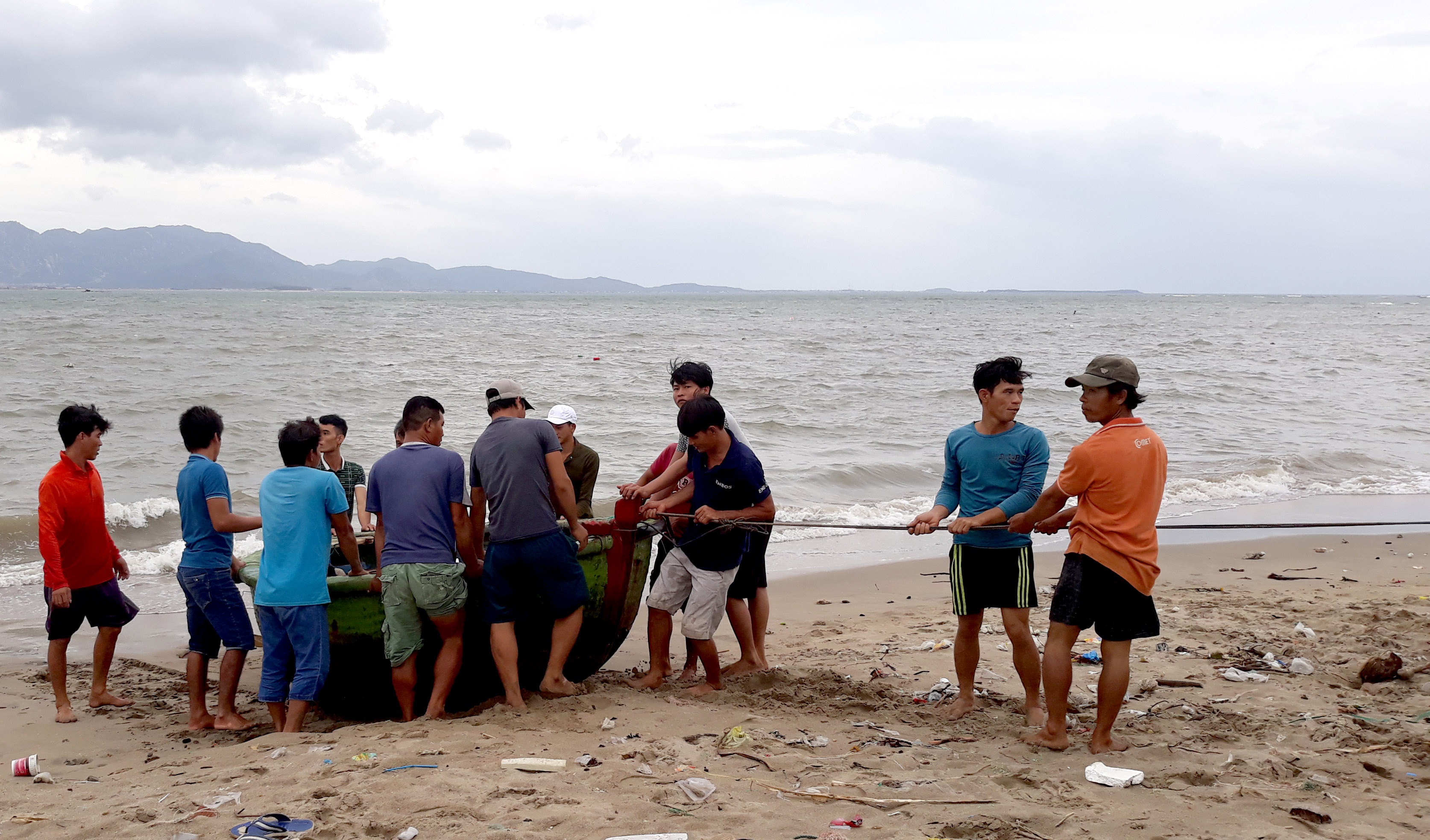 Ngu dan dua ngu cu len bo, chang cot nha cua tranh bao so 9 hinh anh