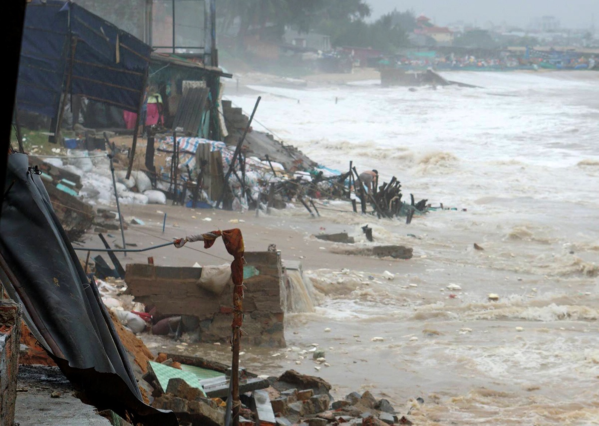 Bao so 9 van vu giat sap nhieu nha, giao thong chia cat hinh anh