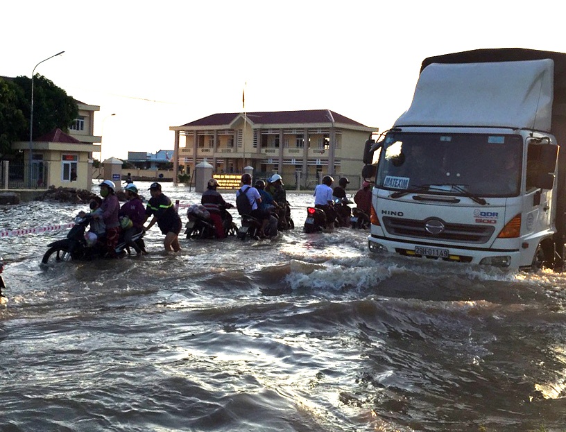 Nguoi dan boi xuong tren quoc lo 1 hinh anh