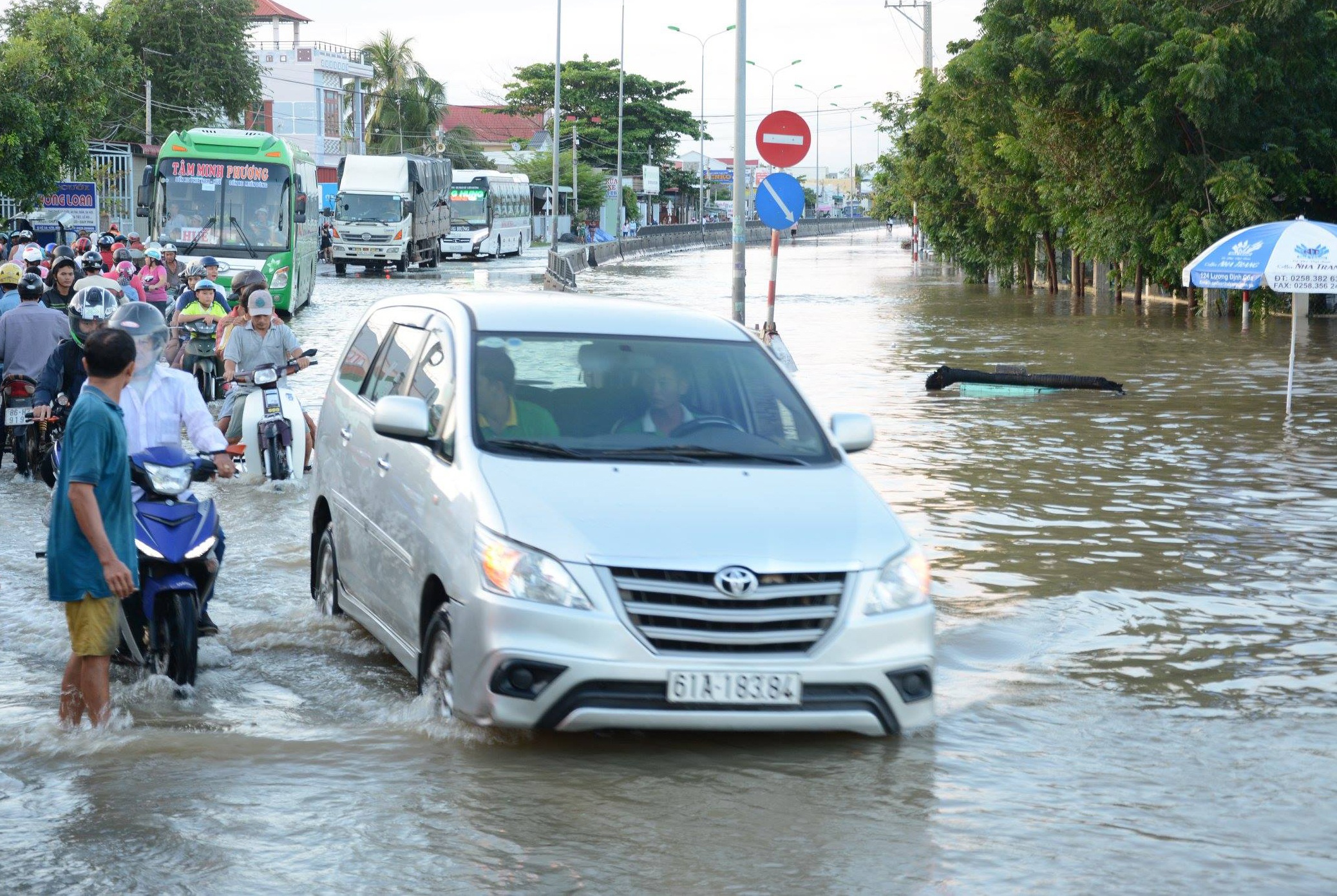 Quoc lo 1 qua Binh Thuan ngap sau keo dai hon 1 km hinh anh