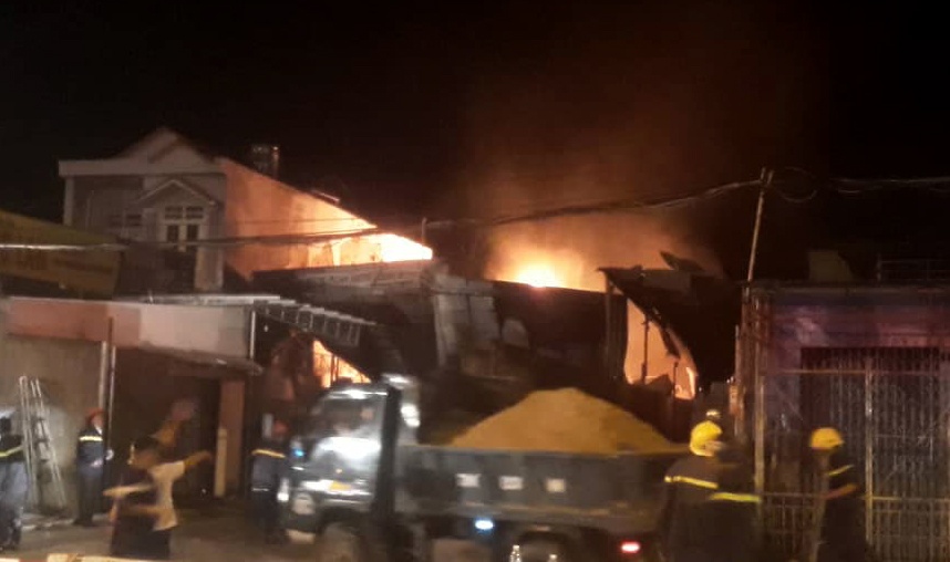 chay xe bon cho xang dang dau o bai anh 2