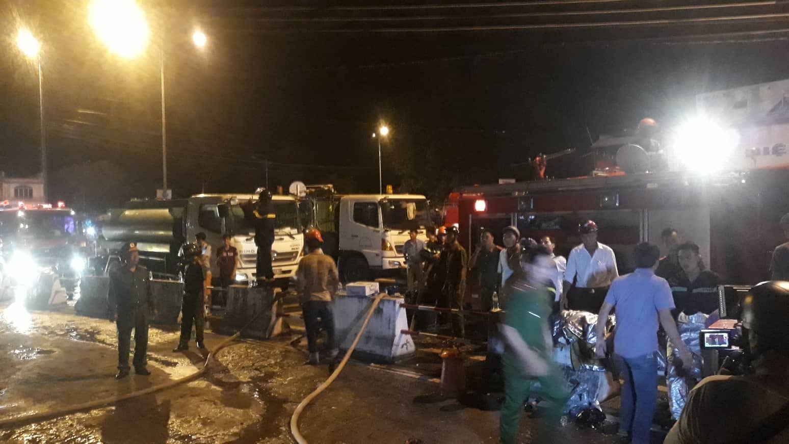 chay xe bon cho xang dang dau o bai anh 1