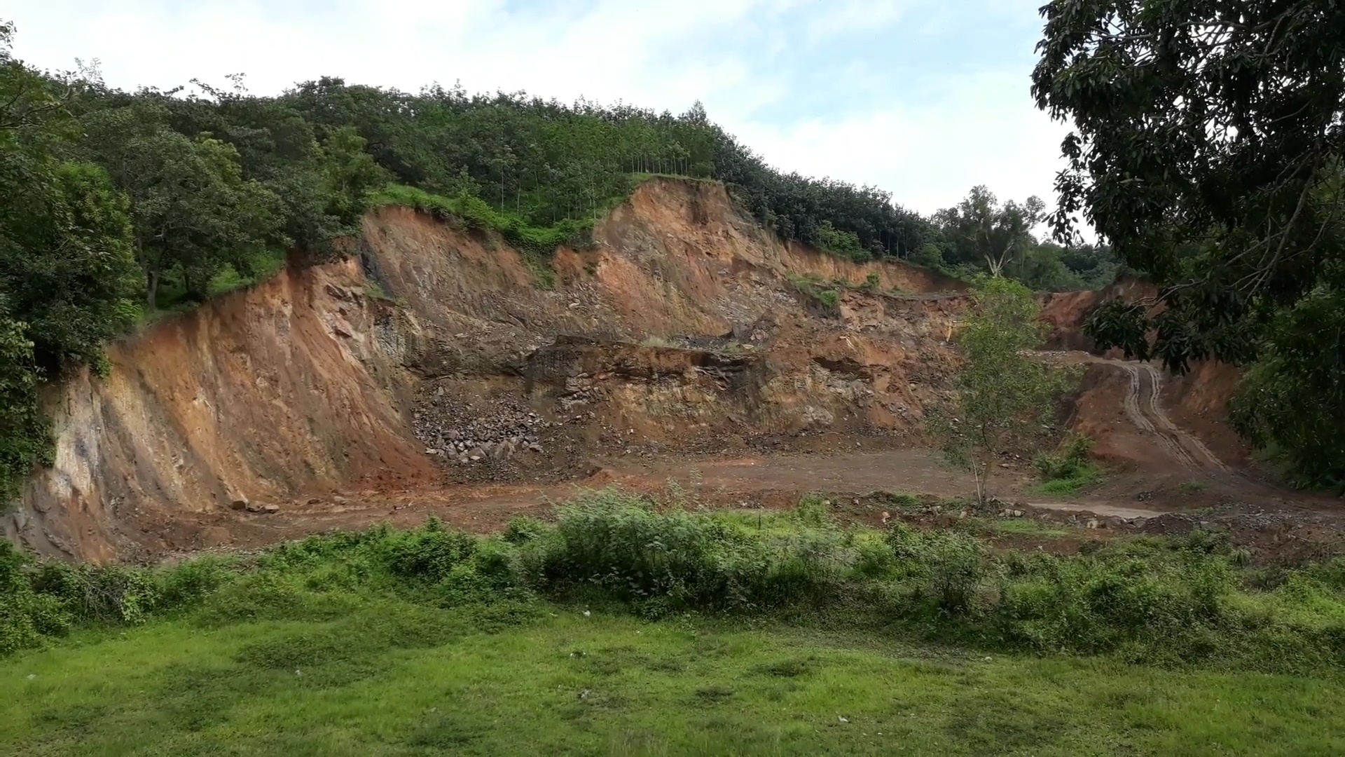 Cuu pho cong an huyen khai thac khoang san trai phep hinh anh