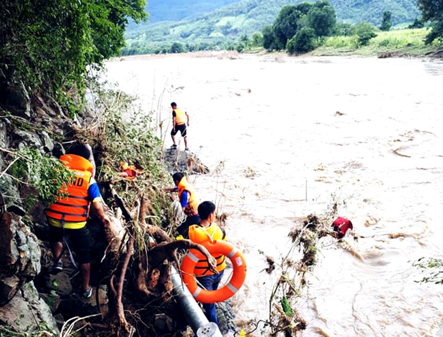 Hai nguoi bi lu cuon khi vuot song ve nha, mot tho ho mat tich hinh anh