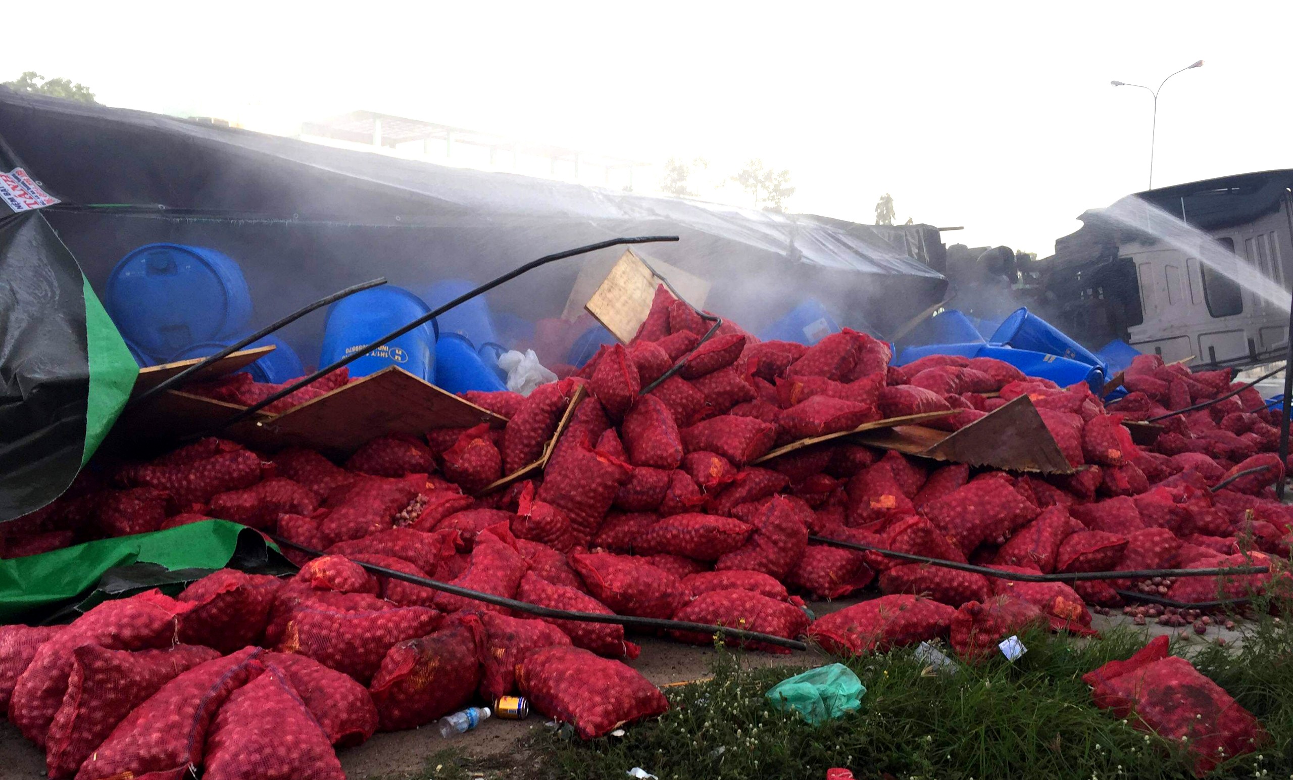 hơn 100 thùng hóa chất đổ xuống quốc lộ 1 ảnh 2 hon 100 thung hoa chat do xuong quoc lo 1 anh 2