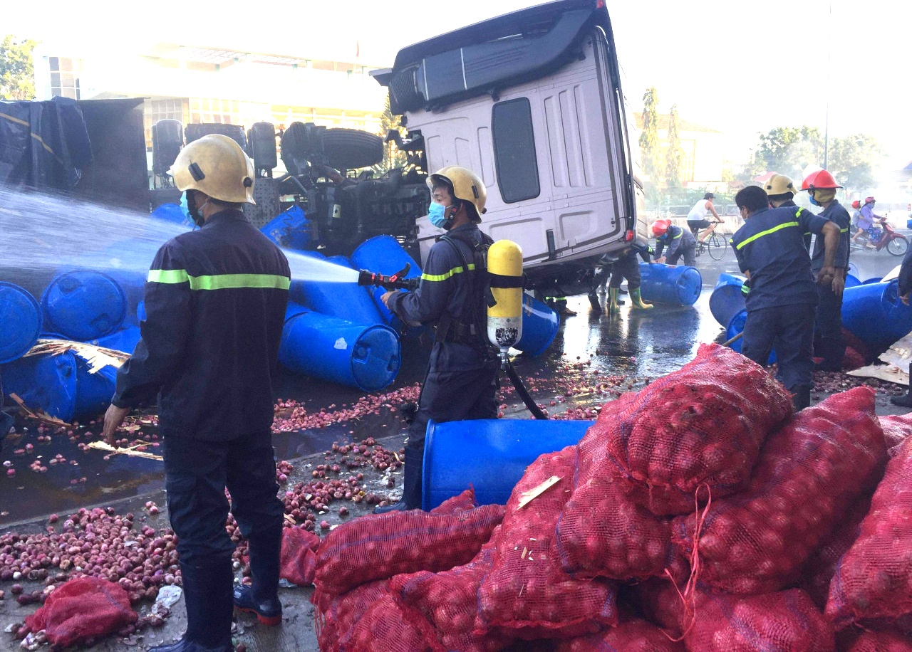 Xe dau keo lat, 120 thung axit clohidric do tran tren quoc lo hinh anh