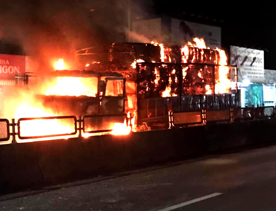 Xe tai chay rui tren quoc lo 1, tai xe bo chay thoat than hinh anh