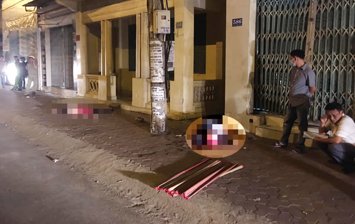 2 thanh nien lao xe may vao nha dan tu vong tai cho hinh anh