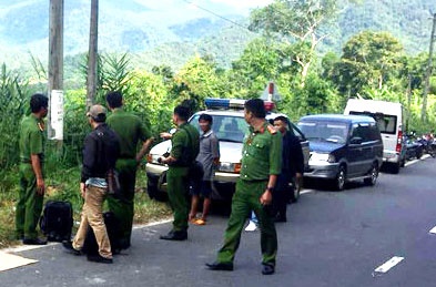 Thi the nam thanh nien cuon trong bao nylon nam tren deo vang hinh anh