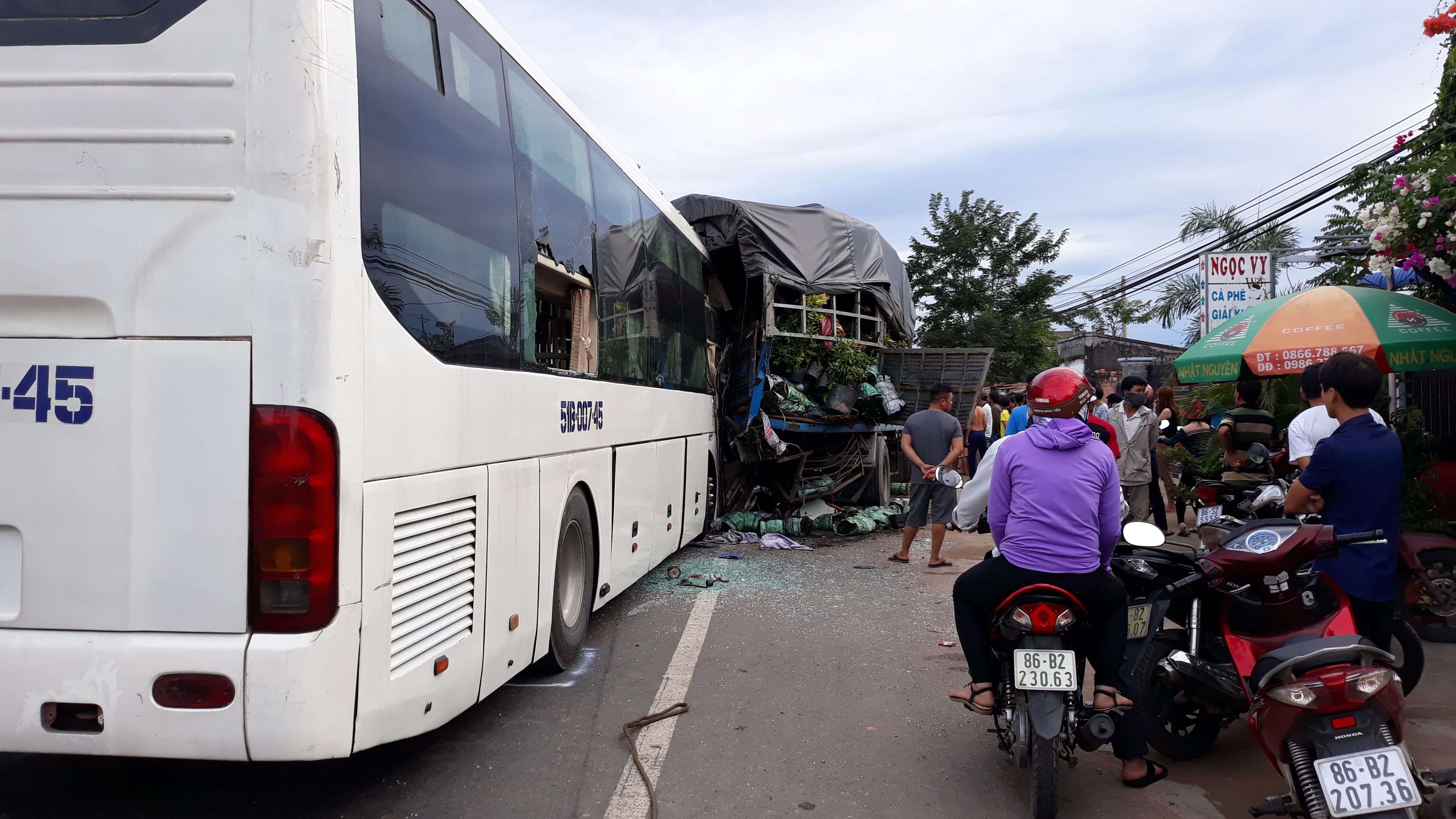 Xe khách tông ôtô tải ảnh 1 Xe khach tong oto tai anh 1