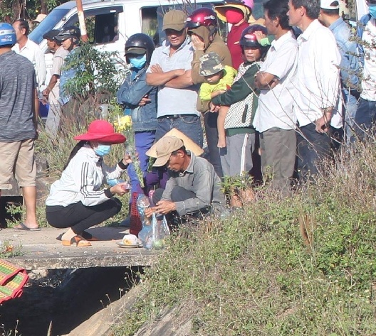 Nguoi dan ong tu vong bat thuong ven quoc lo khi di tap the duc hinh anh