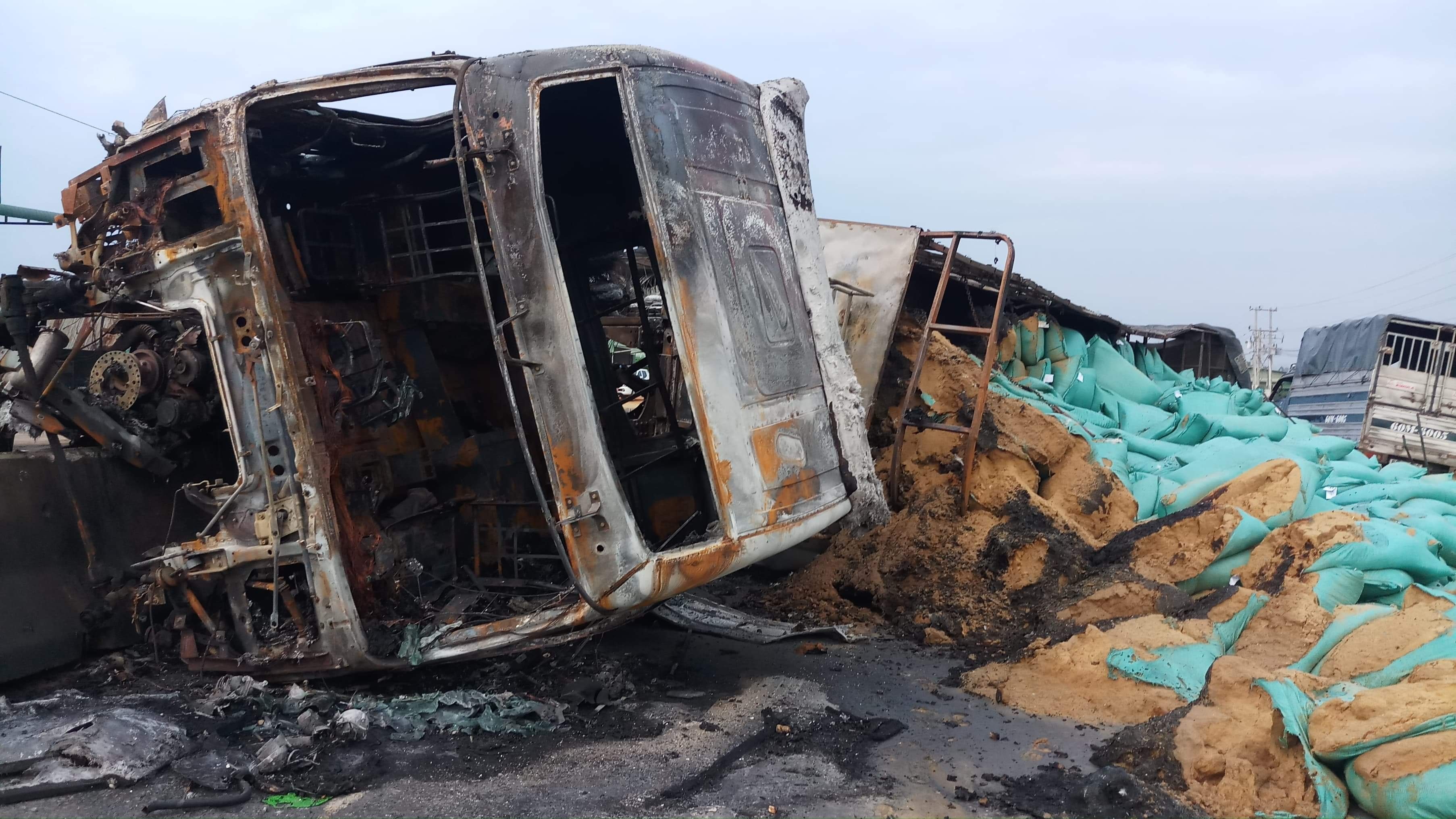 Tai xe thoat chet khi xe dau keo lat, boc chay tren quoc lo 1 hinh anh