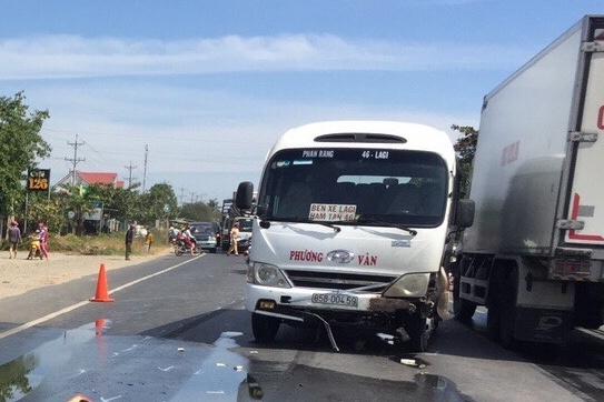 Thi the 2 thanh nien bi chay sau khi xe may doi dau oto khach hinh anh