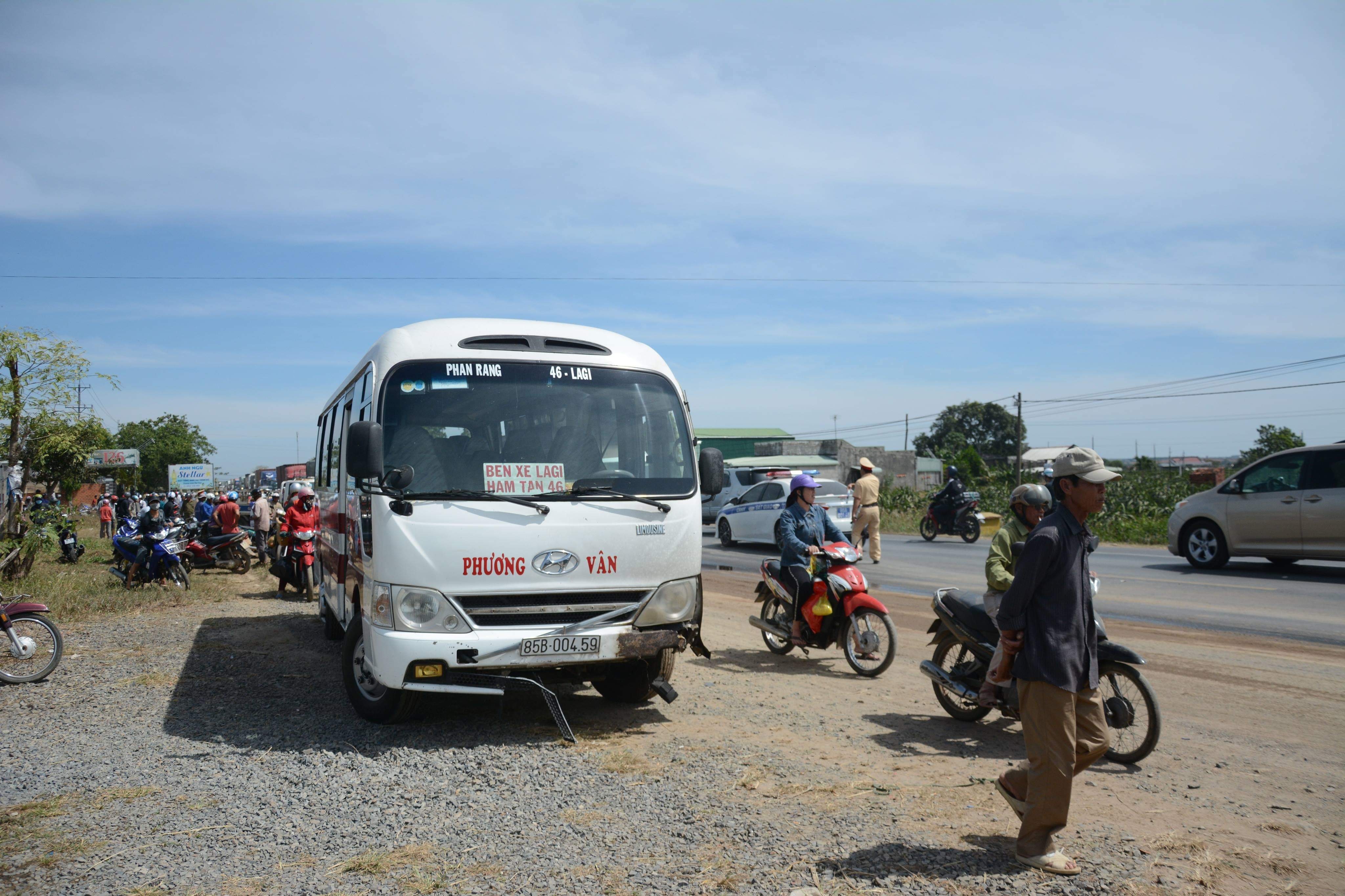 Xe may doi dau xe khach tren quoc lo 1 anh 1