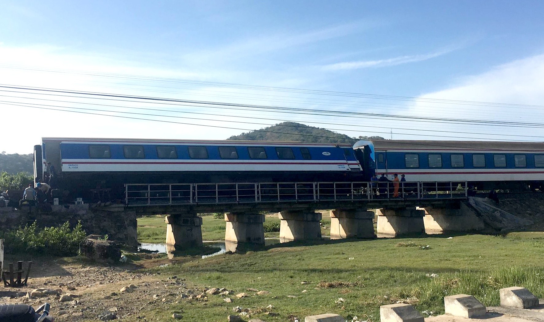 tau se1 trat duong ray o binh thuan anh 1