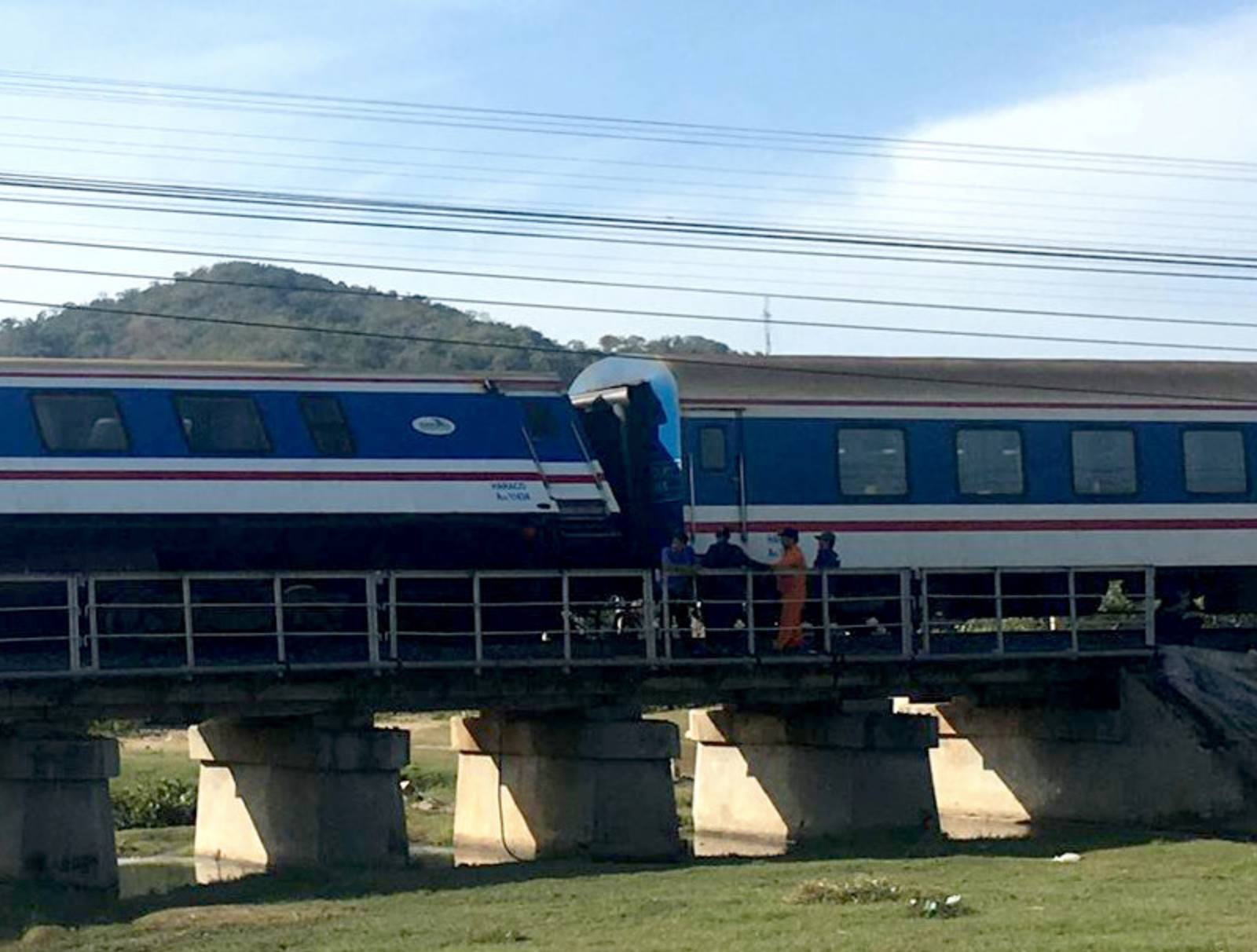 Hang loat chuyen tau Tet doi gio chay vi su co trat duong ray hinh anh