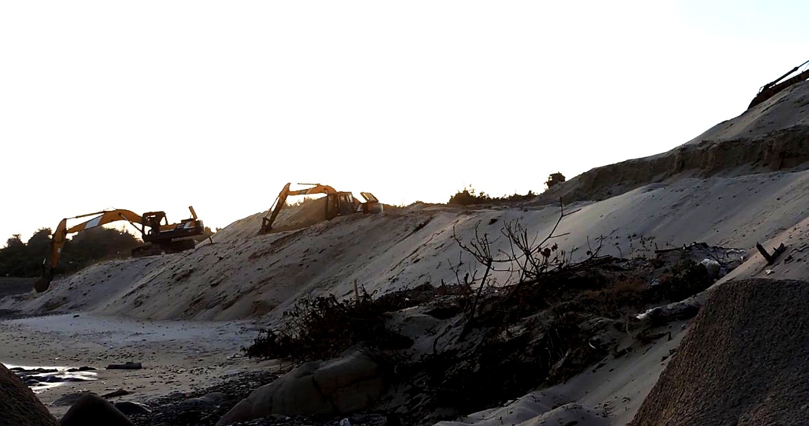 bãi đá 7 màu bị xâm hại nghiêm trọng ở bình thuận ảnh 1 bai da 7 mau bi xam hai nghiem trong o binh thuan anh 1