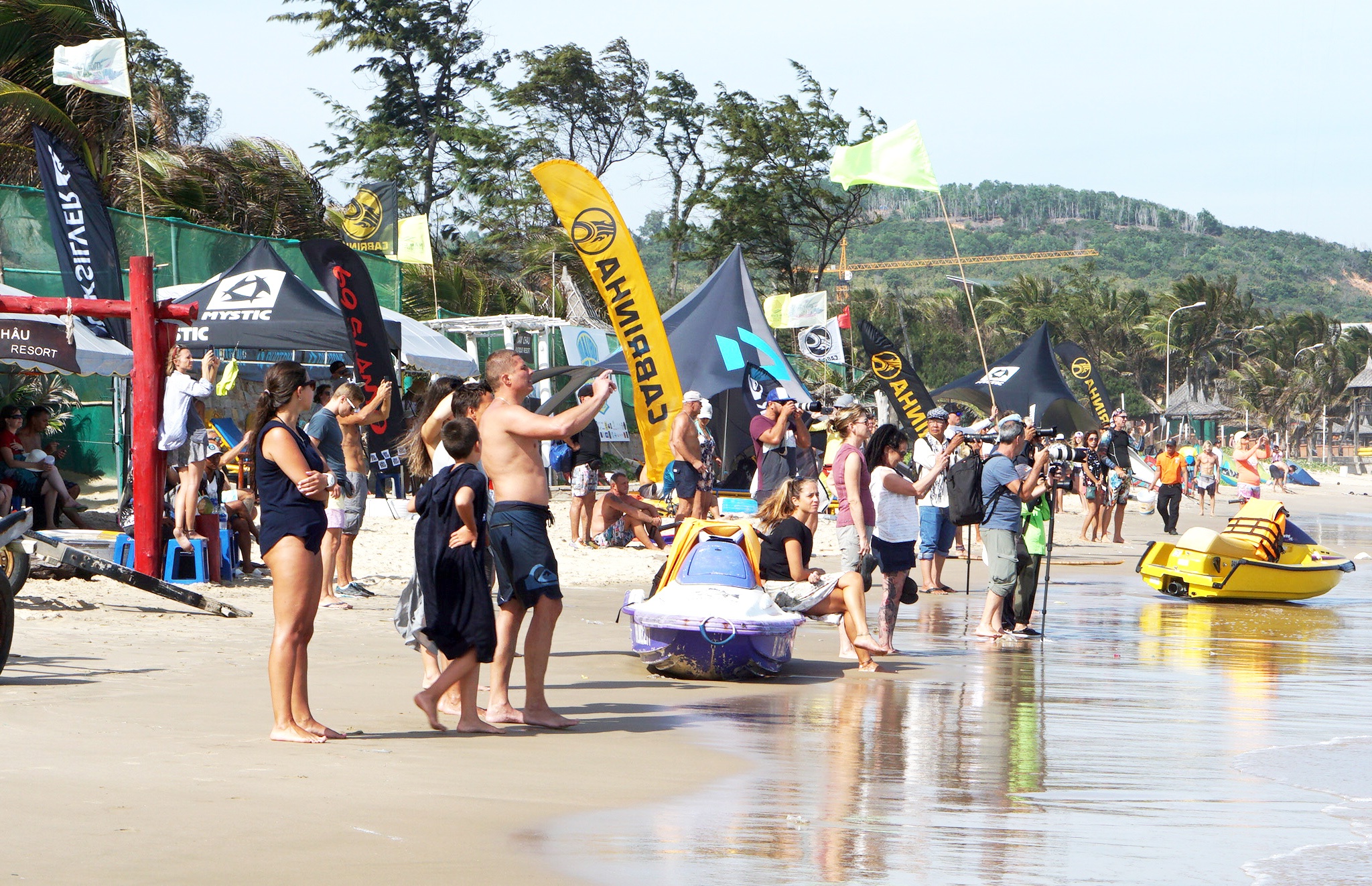 Hon 100.000 luot khach den Binh Thuan, Mui Ne 'chay' phong dip Tet hinh anh