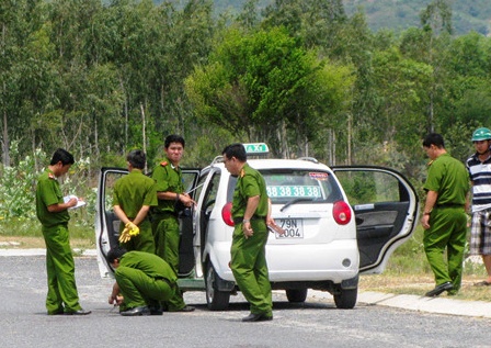 Nhom thanh nien chan oto, tan cong mot gia dinh sang mung 5 Tet hinh anh