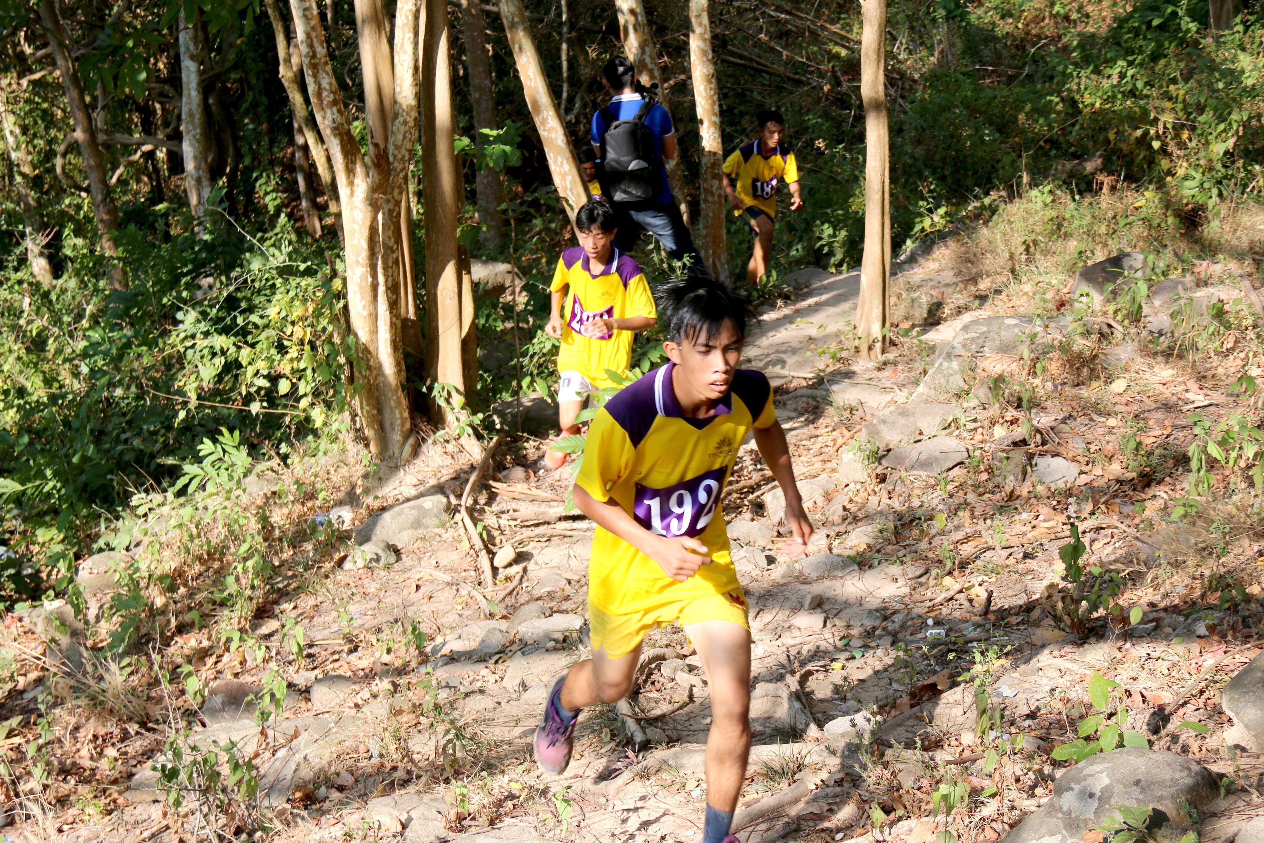 300 nguoi tham gia hoi leo nui ta cu anh 2
