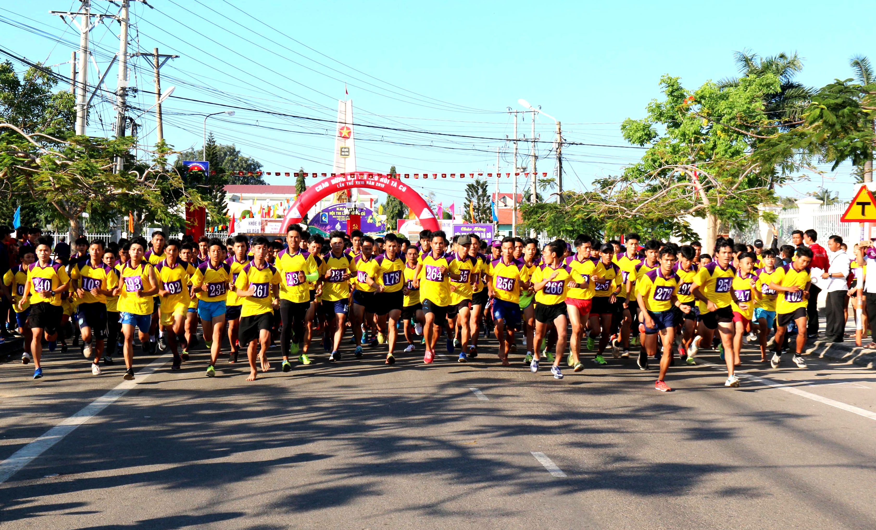 300 nguoi tham gia hoi leo nui ta cu anh 1