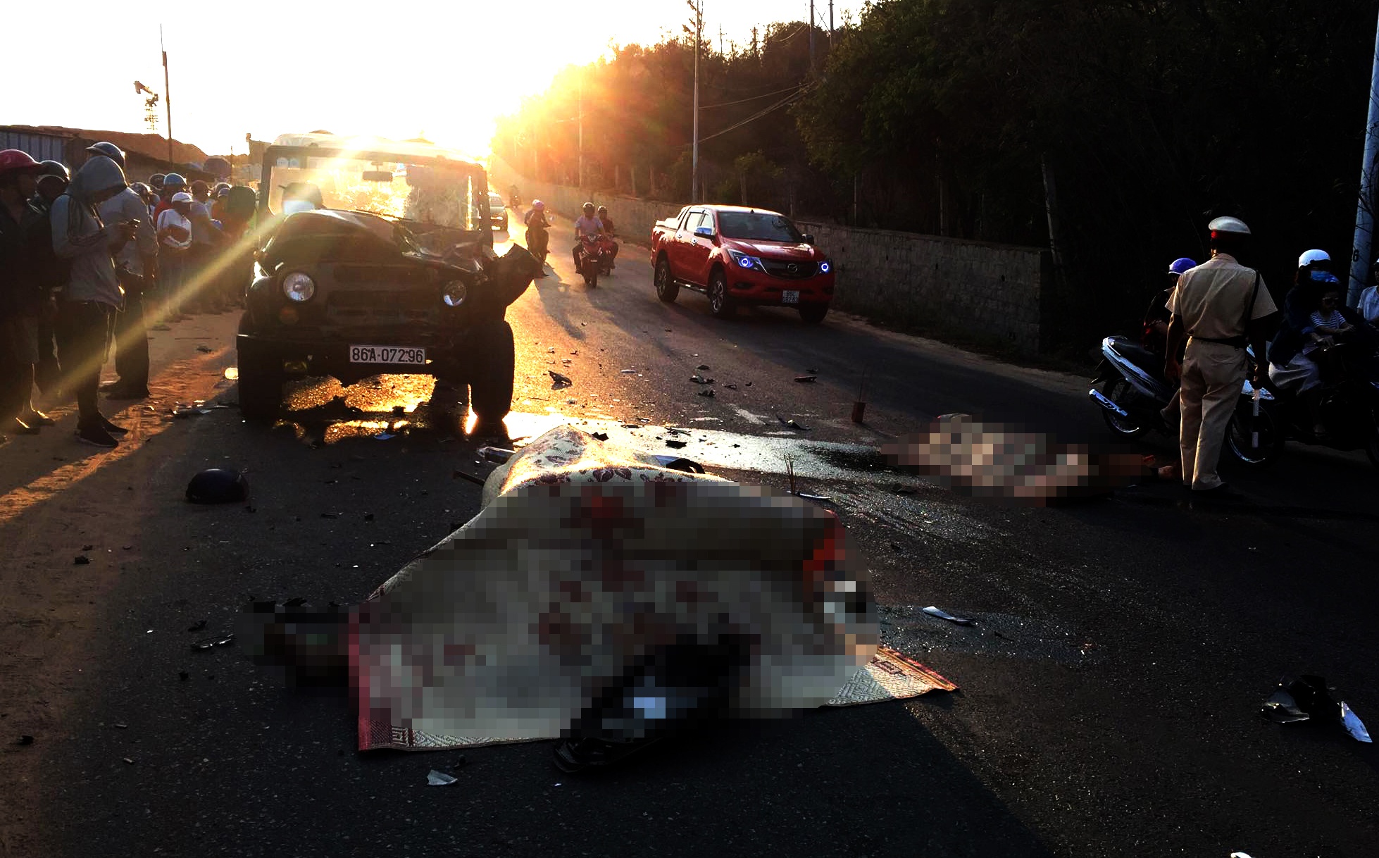 2 thanh nien tu vong khi tong truc dien xe jeep anh 1