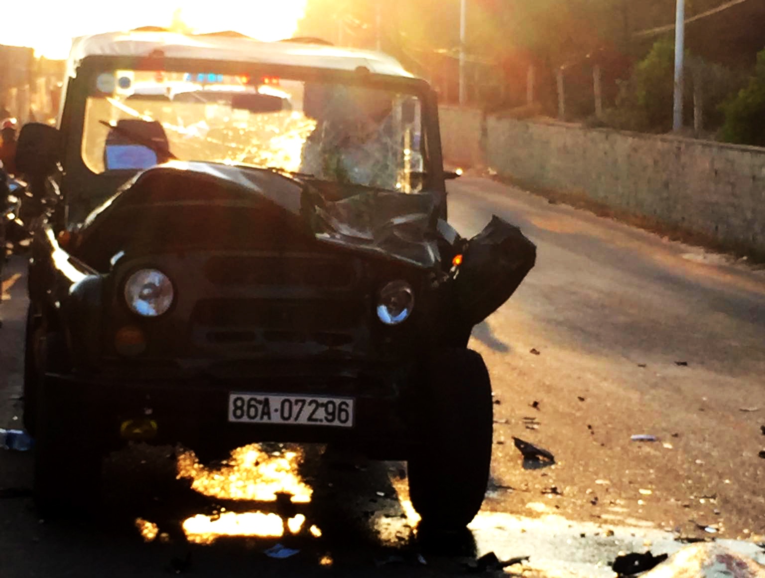 Hai canh sat PCCC tu vong tai cho sau khi va cham voi oto hinh anh