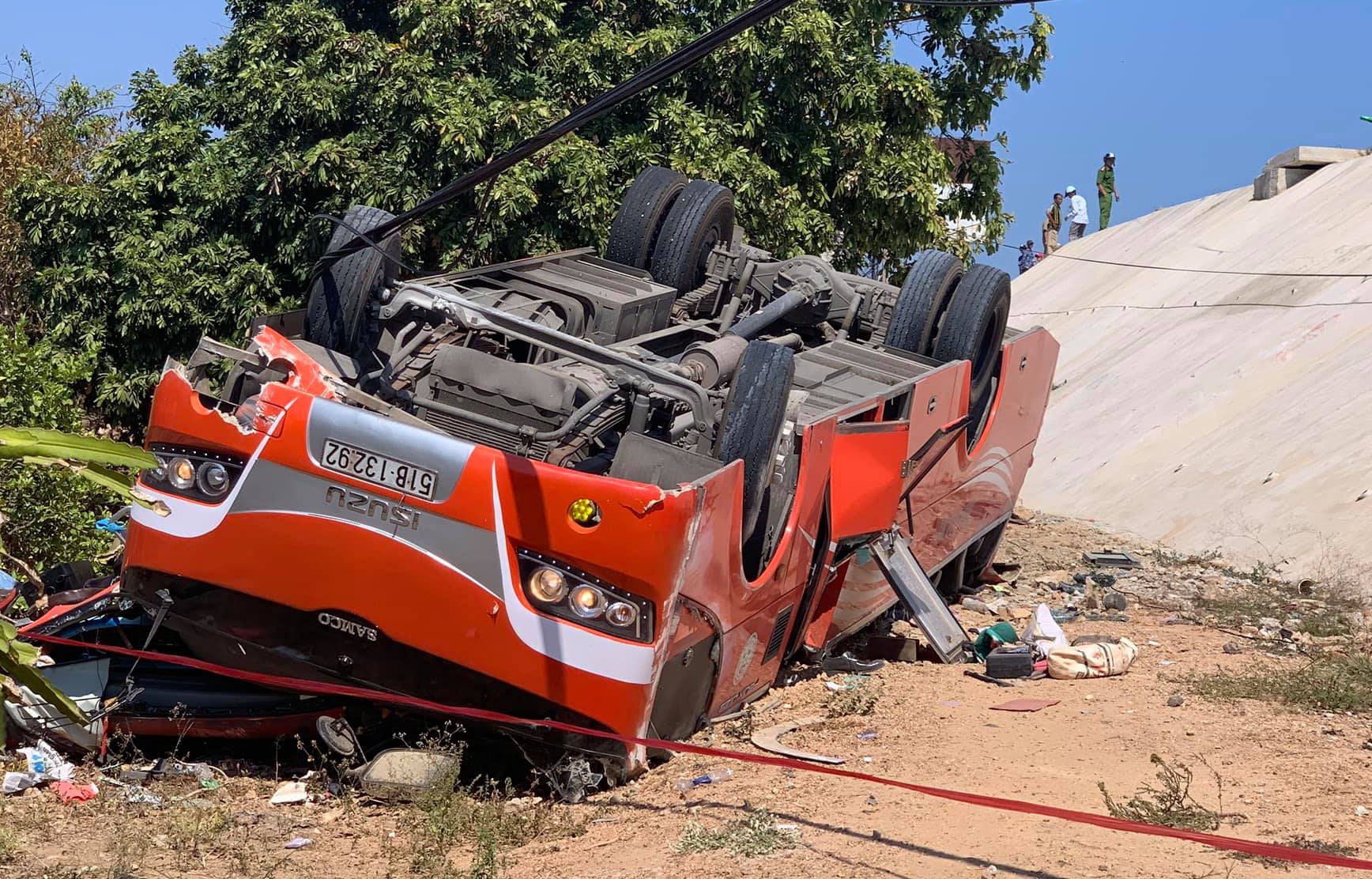 Tai xe xe cho khach Han Quoc lao xuong vuc da tu vong hinh anh