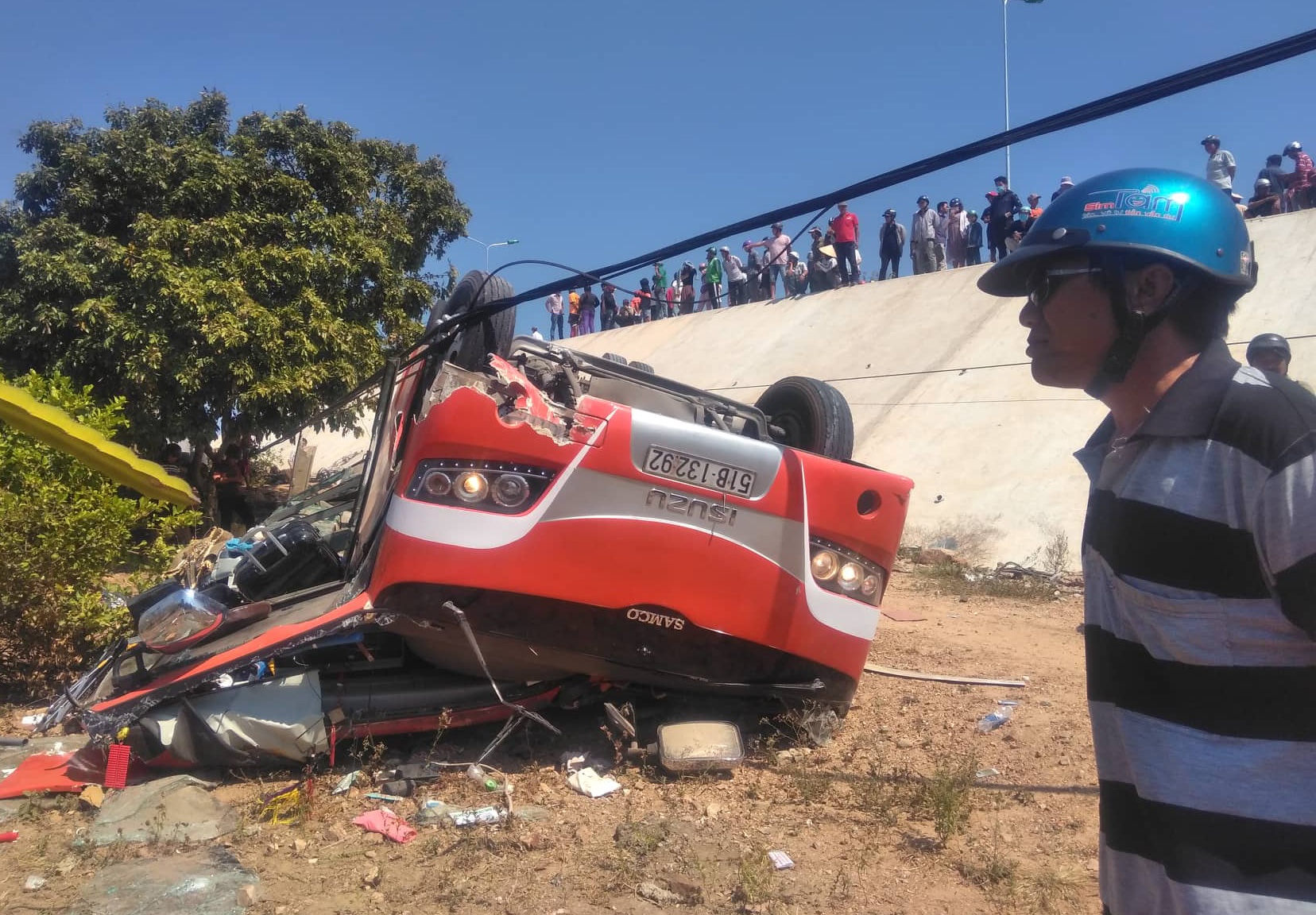 Xe cho du khach Han Quoc lat ngua, tai xe tu vong hinh anh