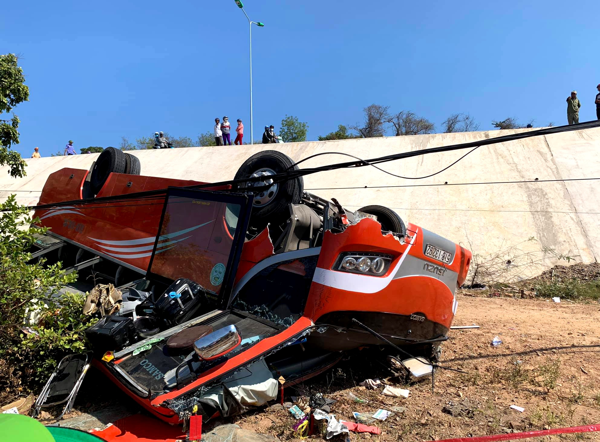 xe khách chở du khách hàm quốc lao xuống vực ảnh 2 xe khach cho du khach ham quoc lao xuong vuc anh 2