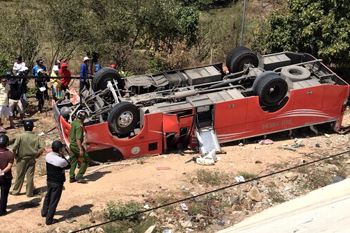 Oto cho du khach Han Quoc lat ngua, nhieu nguoi bi thuong hinh anh