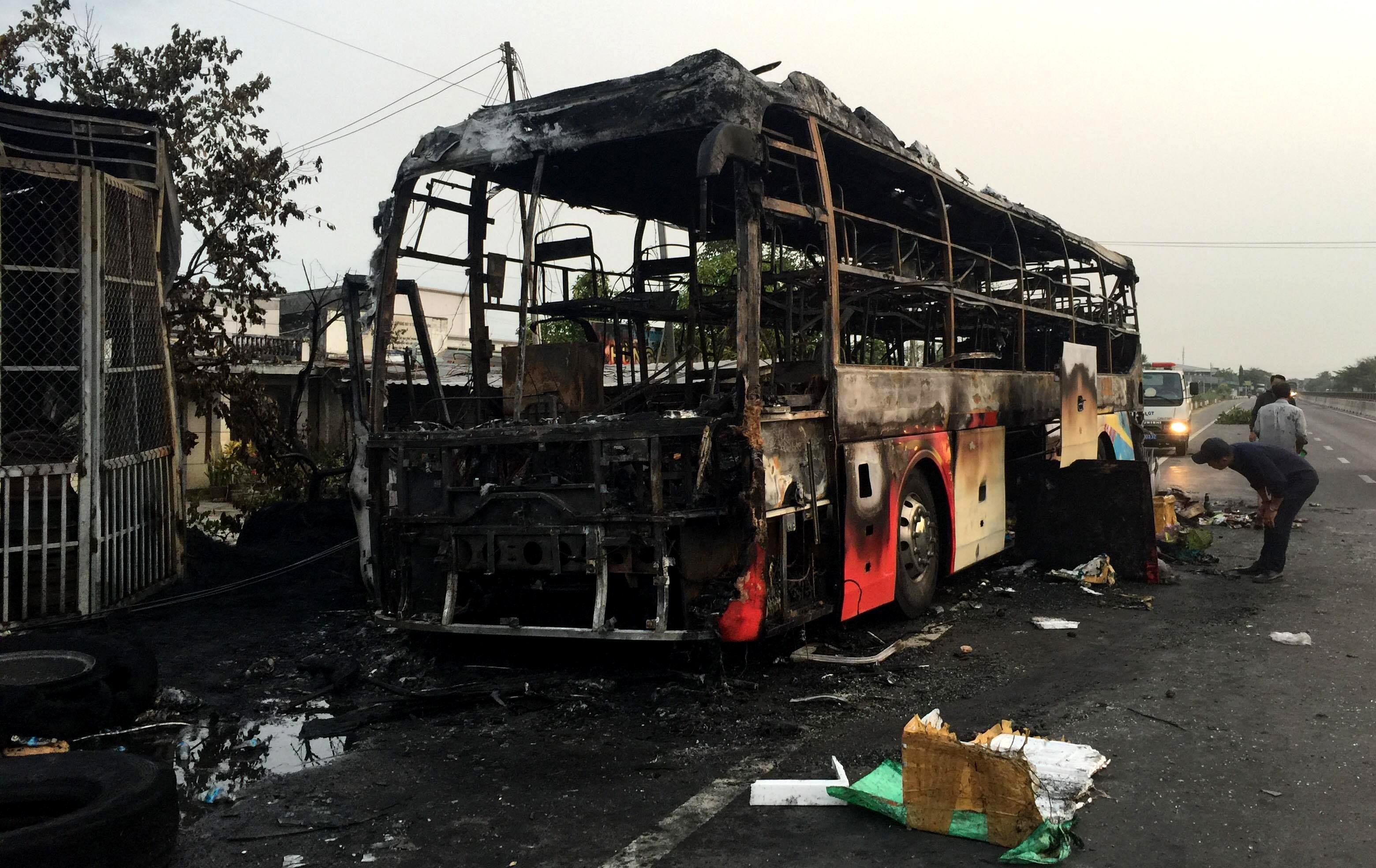 xe giường nằm cháy lan sang nhà dân ảnh 1 xe giuong nam chay lan sang nha dan anh 1