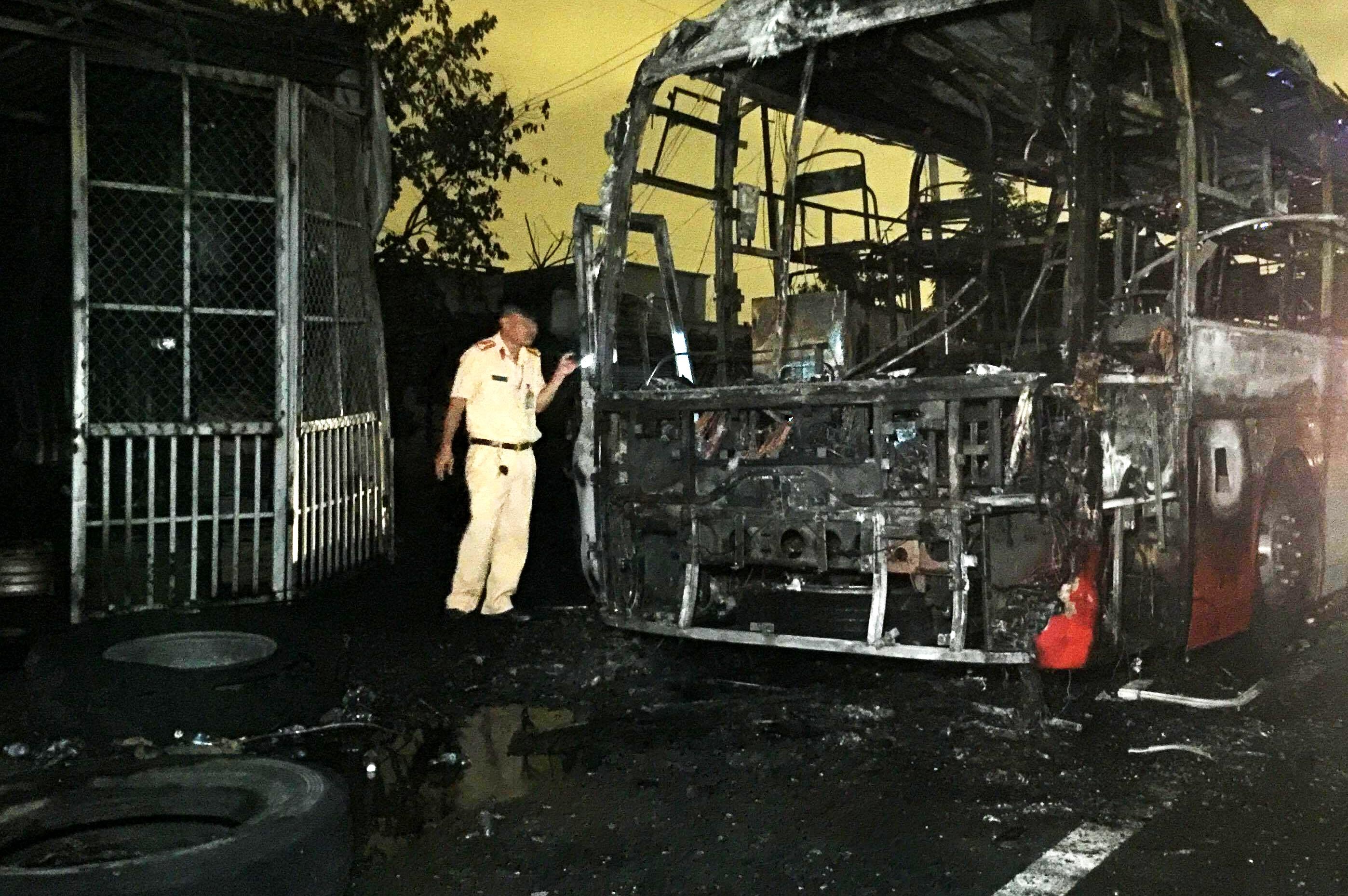 Xe khach giuong nam chay rui tren quoc lo 1, nhieu nguoi thoat chet hinh anh