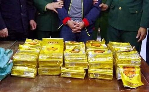 Bat nguoi dan ong mang 1 kg ma tuy da vao bai xe benh vien hinh anh