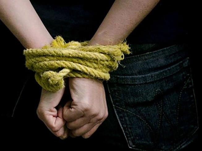 Nhom thanh nien di oto bat nguoi doi no hon 100 trieu hinh anh