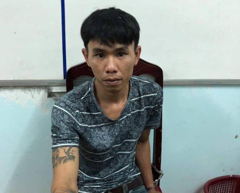 Thanh niên dùng dao và xăng khống chế người yêu cũ ảnh 1 Thanh nien dung dao va xang khong che nguoi yeu cu anh 1