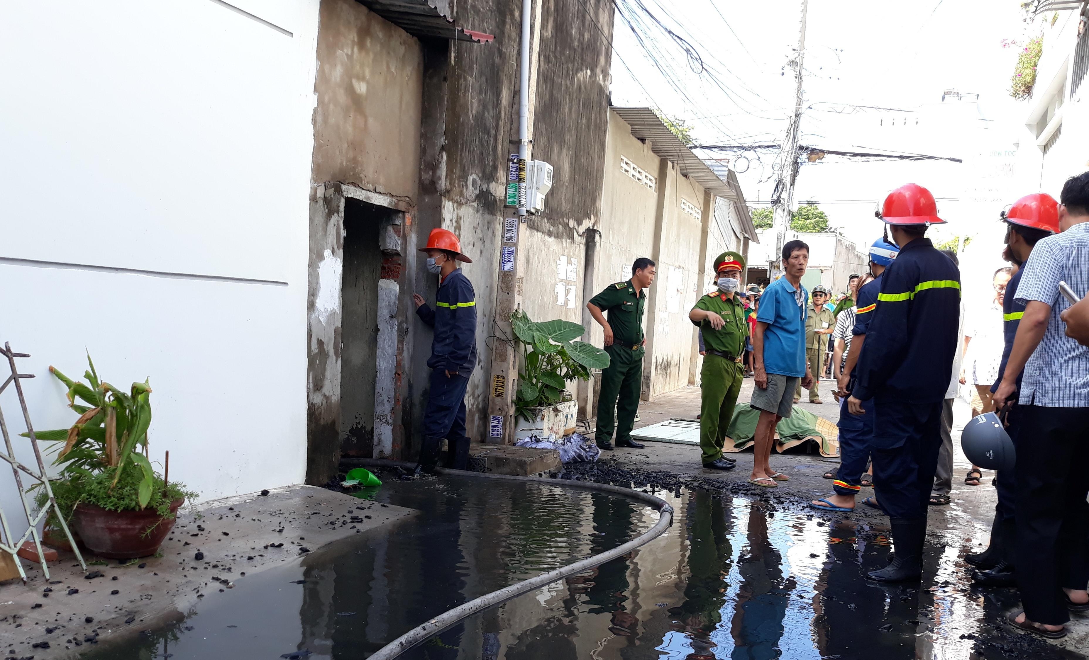 Nguoi phu nu tu vong trong can nha chay anh 1